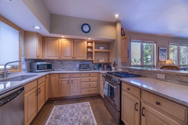 Building Photo - Attached garage! Beautiful views! Heart of...