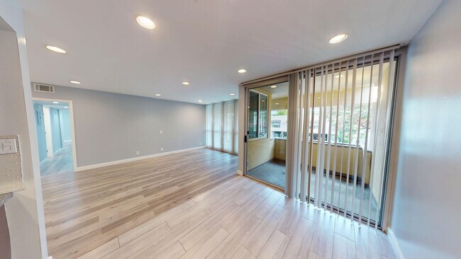 Building Photo - 547 N Flores St