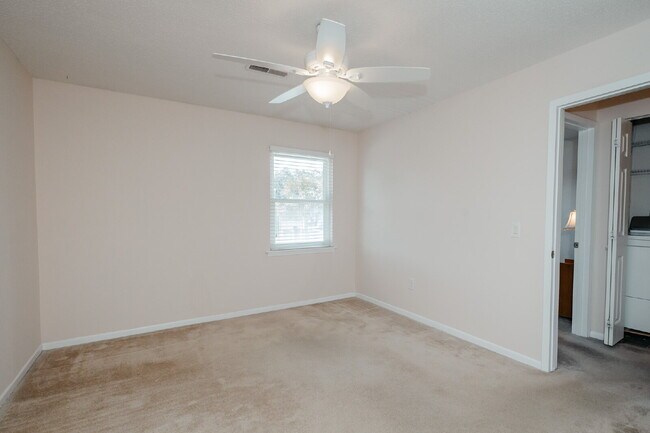 Building Photo - 415 Parkdale Dr