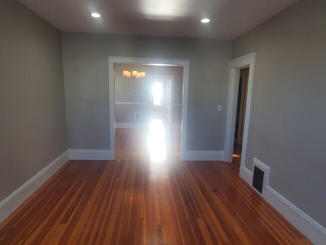 Building Photo - 14 N Munroe Terrace