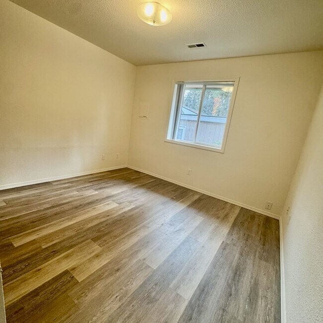 Building Photo - 522 W Summit Ave