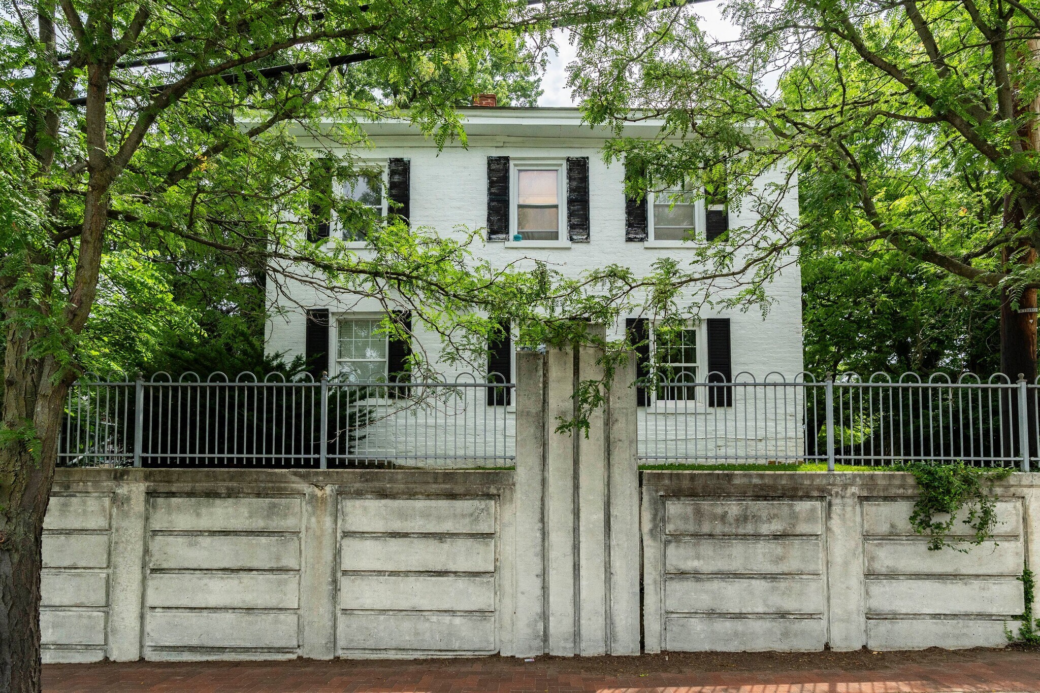 Building Photo - 2320 Beechmont Ave