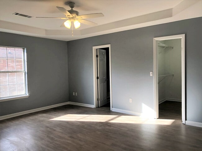 Building Photo - 4311 Creekview Dr