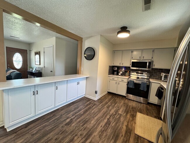 Building Photo - Newly remodeled Eastside home