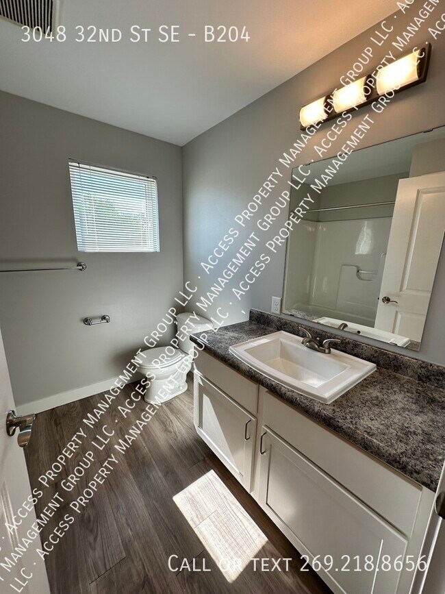Building Photo - Great SE Side area close to 28th St and Be...