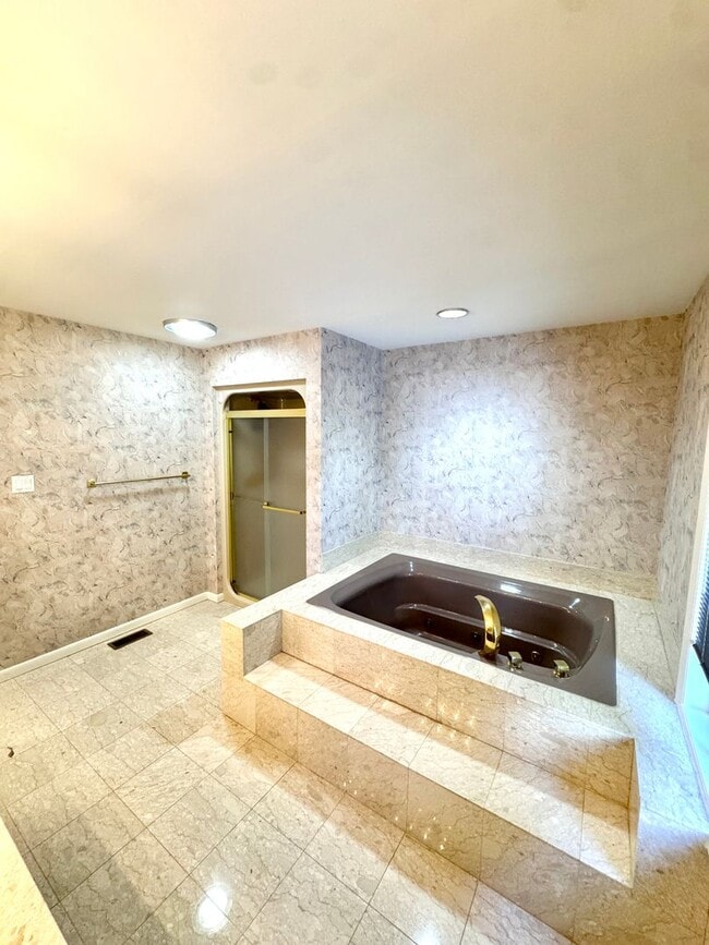 Building Photo - GRAND FIVE BEDROOM HOME