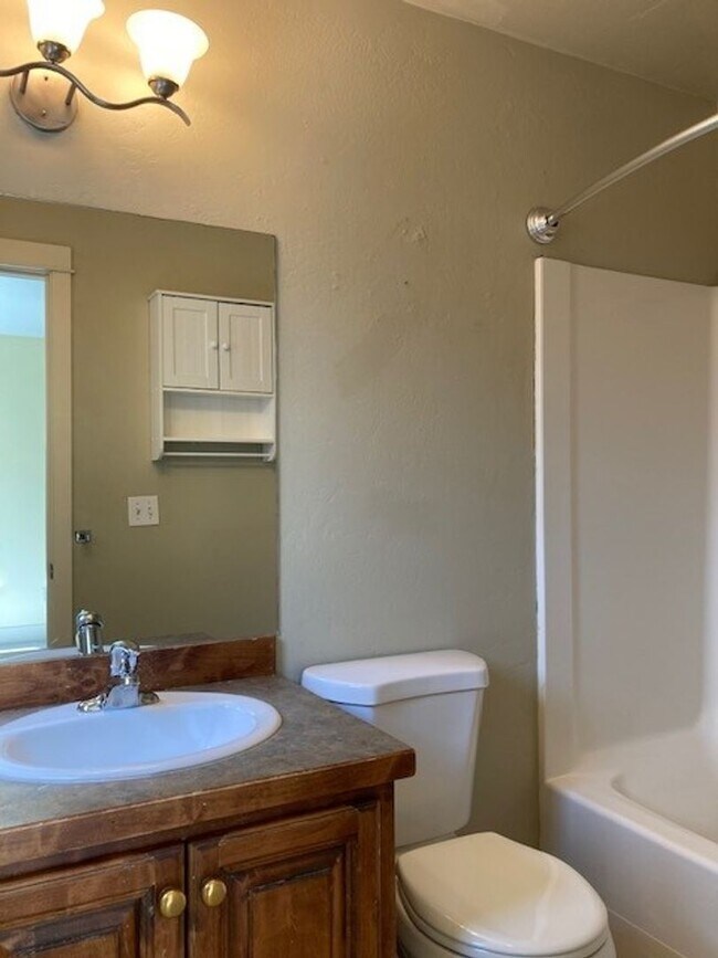 Building Photo - Charming in the Heart of Bozeman