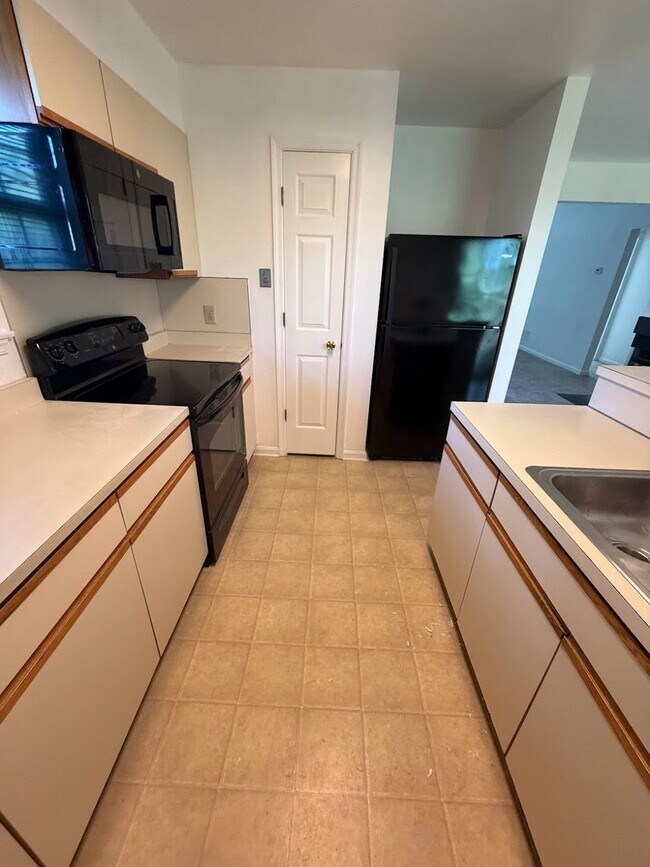 Building Photo - 3 Bedroom Seven Oaks Condo