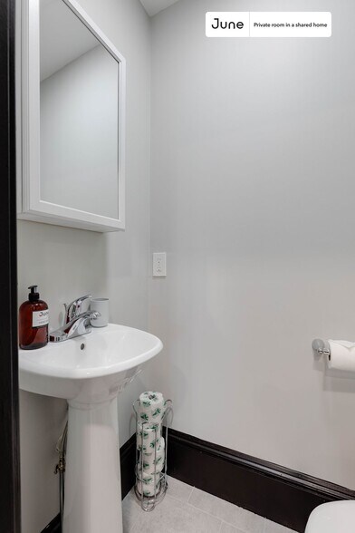 Building Photo - Room in Shared 4 bed/1.5 bath home in South Boston