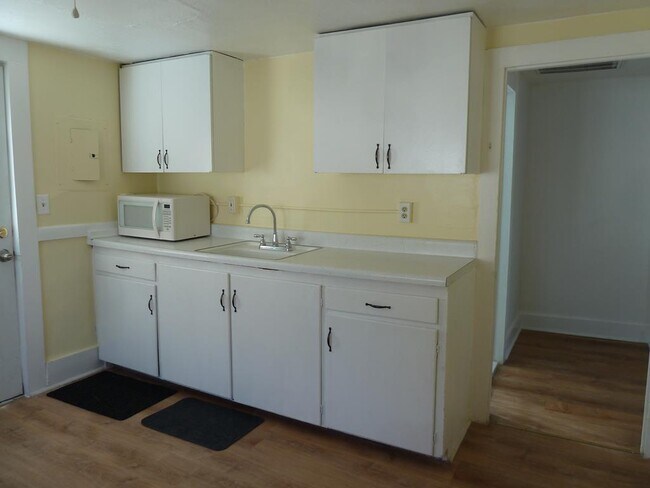 Building Photo - 118-120 W 6th St