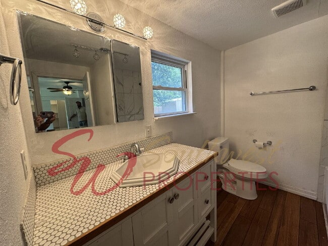 Building Photo - 4 Bedroom 2 Bath with Retro Flair!