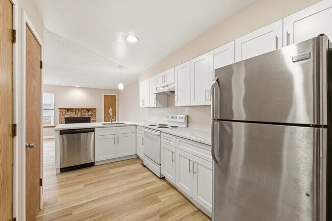 Building Photo - Spacious 1-Bedroom Condo in Aurora with Community Amenities