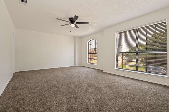 Building Photo - Completely Renovated Home in Arlington!