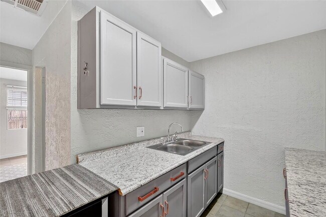 Building Photo - 7932 Plathe Rd