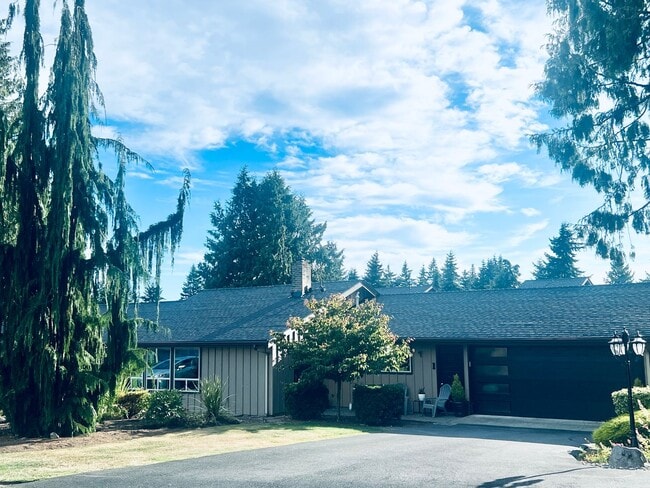 Building Photo - 2 bedroom, 2 bath short term 3-6 month ren...