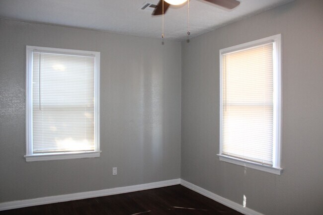 Building Photo - 3 or 4 bedrooms! HOLIDAY SPECIAL- FIRST FU...