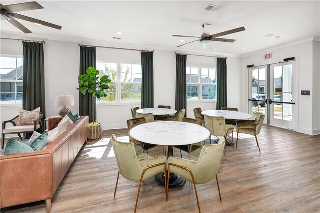 Building Photo - 245 Fox Run Dr