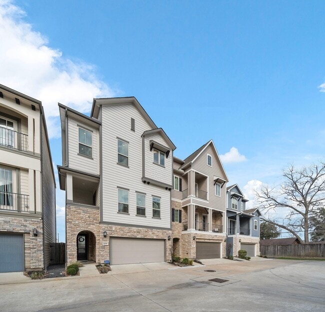 Building Photo - 11008 Mikula Dr