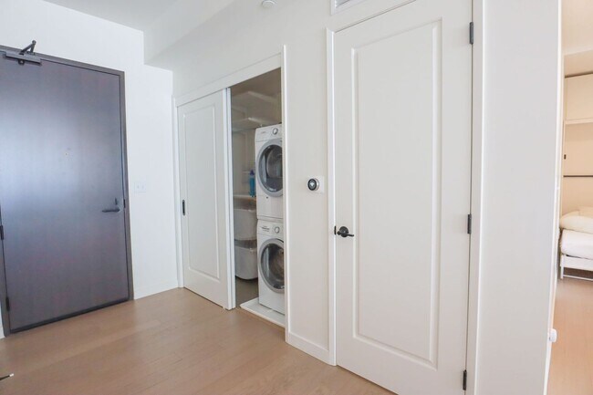 Building Photo - Luxurious Jewel high-rise condo unit; FULL...