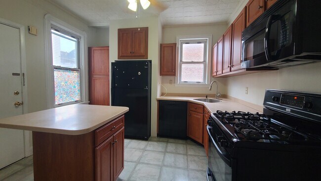 Building Photo - 86 Tonnelle Ave