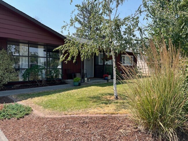 Building Photo - ? **Charming Single-Level Home Just Minute...