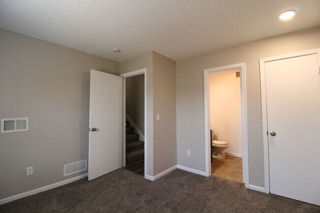 Building Photo - Updated 3 Bedroom 2 Bath Duplex in Olathe