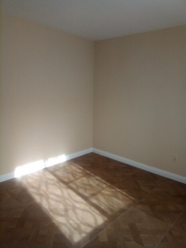 Bedroom - 2106 S Ridgeley Dr