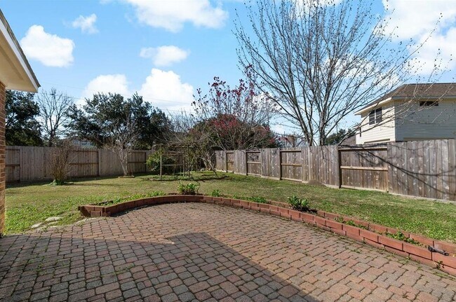 Building Photo - 2611 S Breeze Dr