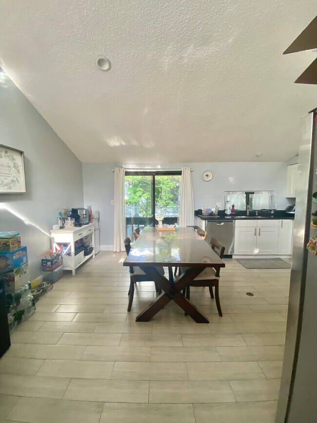 Building Photo - 14 Windsor Rd