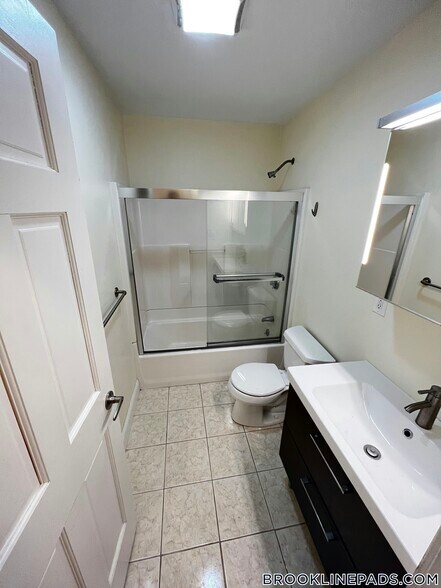 Building Photo - 1801 Beacon St