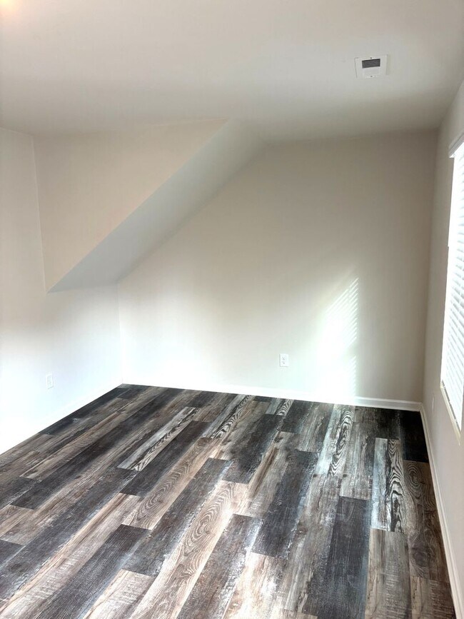 Building Photo - Brand New End-Unit Townhome | 3 BR/2.5BA | 1-Car Garage | Near Downtown Mooresville