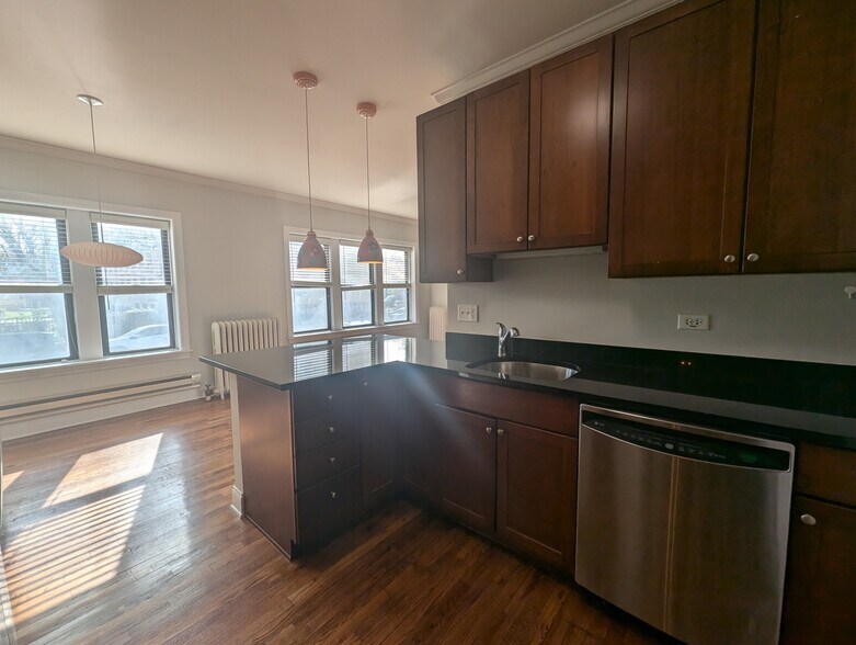 Building Photo - 722 W Addison St