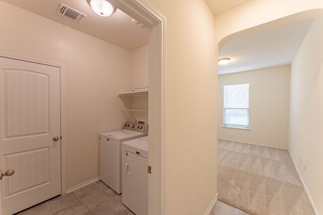 Building Photo - Elegantly Spacious 3-Bed, 2-Bath Home in Round Rock