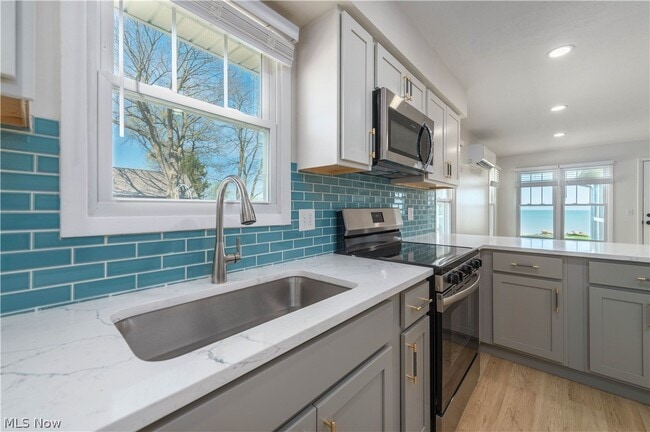 Building Photo - 3844 Edgewater Dr