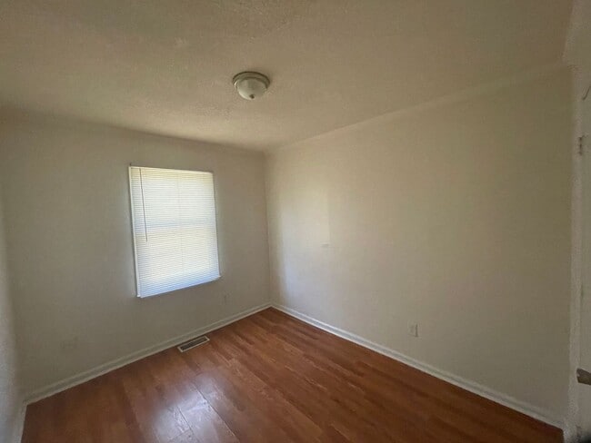 Building Photo - SRP-SH050-402 South 10th Street