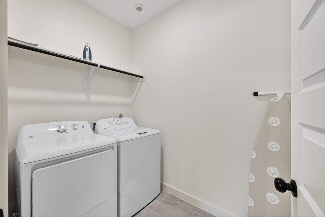 Building Photo - 2908 El Fenice Ln