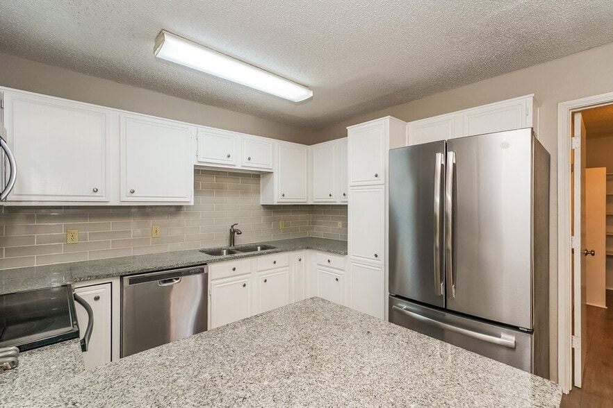 Building Photo - 7900 Flowertree Ct