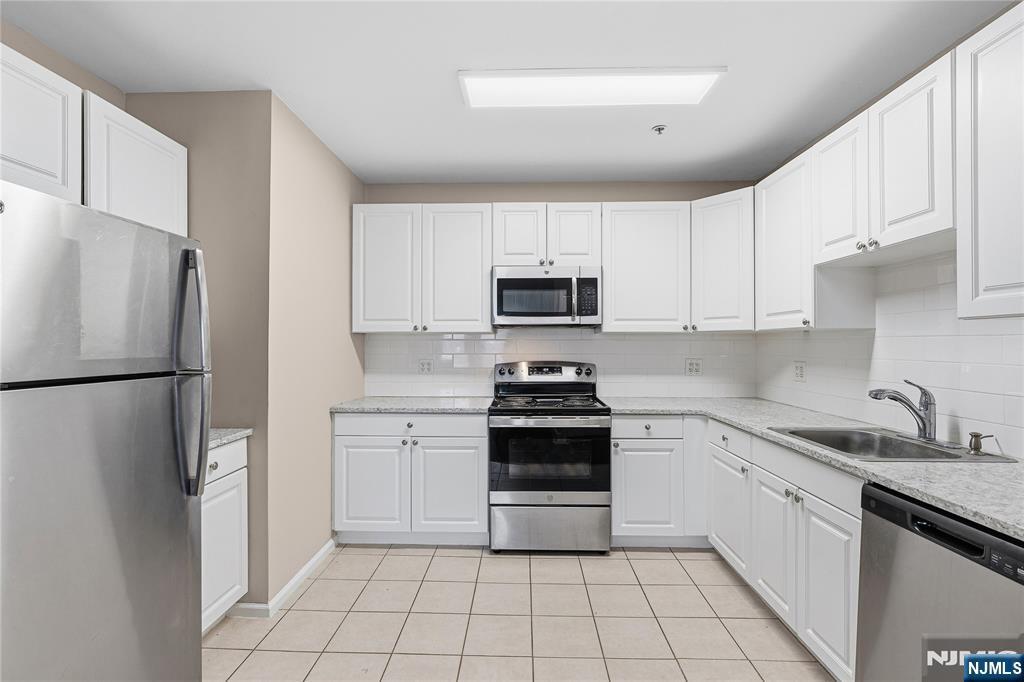 Building Photo - 905 River Rd