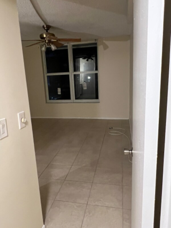 Building Photo - 3660 Inverrary Dr
