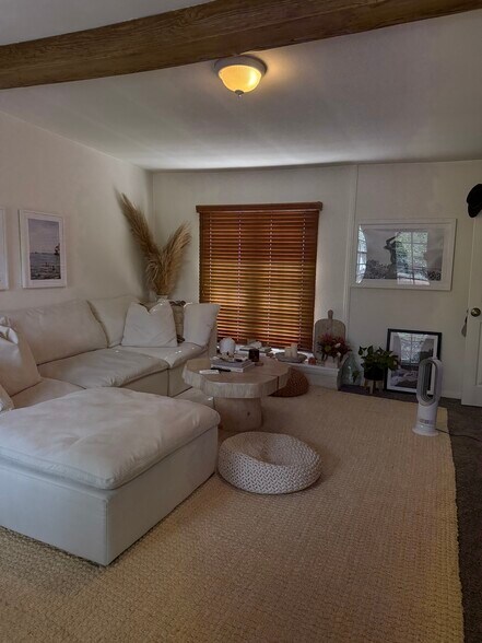 Living Room - 922 Milwood Ave