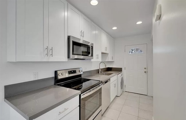 Building Photo - 19860 Claremont Ln