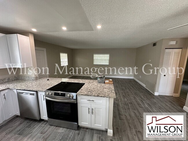 Building Photo - 643 David St