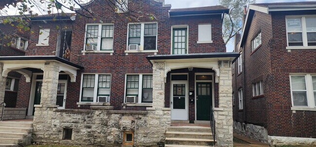 Building Photo - ** MOVE IN SPECIAL** Historic South City Living