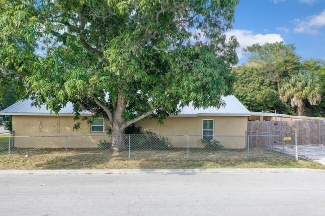 Building Photo - 1002 Avenue E