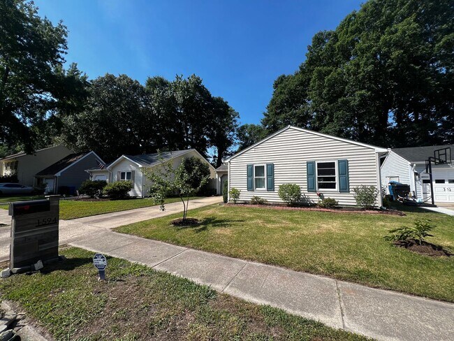 Building Photo - Updated brick ranch in REDWING