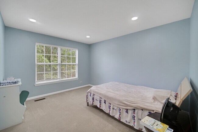 Building Photo - 1344 Essex Dr