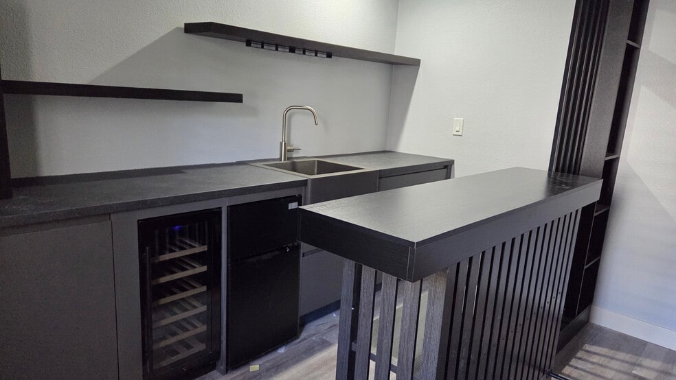 Bar - 21620 Burbank Blvd