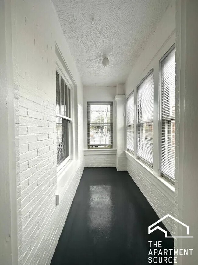 Building Photo - 1214 W Rosemont Ave