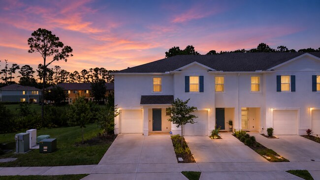 Building Photo - Like-New End-Unit 3 Bedroom Townhome