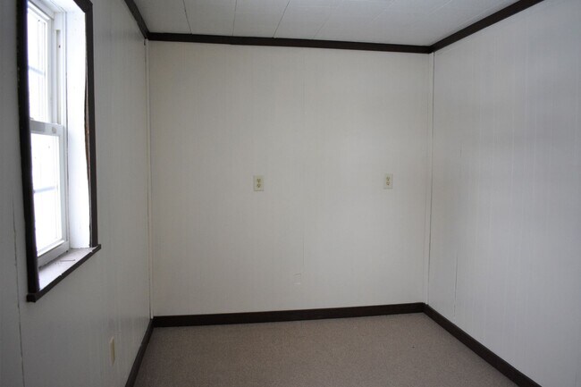Building Photo - LEASE PENDING AS OF 9/26/2025: 2-3 bedroom...